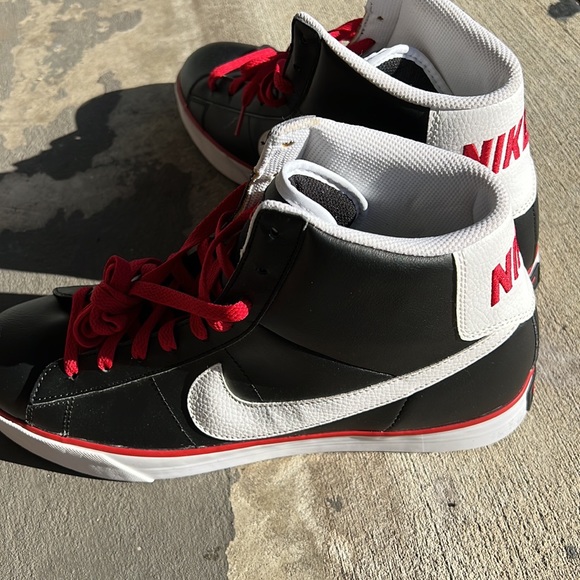 nike high top sneakers NWT black with red and white size 12 - Picture 4 of 8